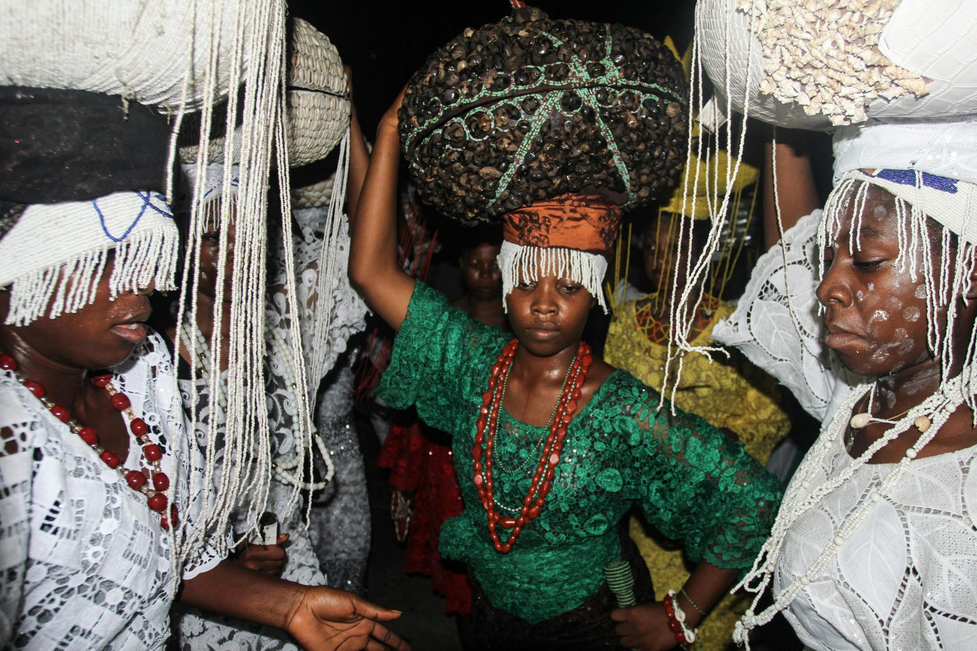 Representación vibrante de un festival yoruba en Osogbo, Nigeria, que muestra la indumentaria cultural y los tocados tradicionales.